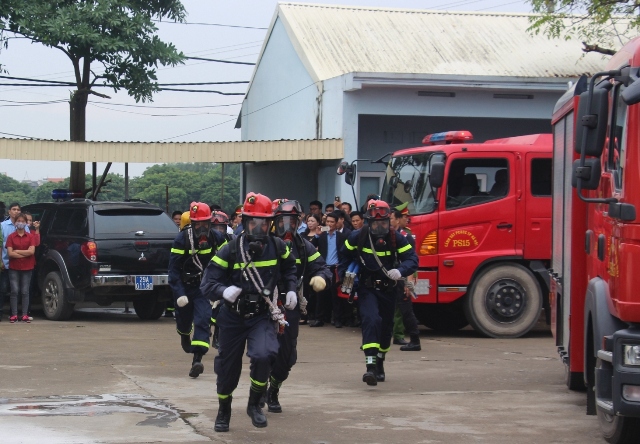 “Cháy” xưởng may ở Mỹ Đức, lính cứu hỏa giải cứu nhiều người mắc kẹt - Ảnh 2