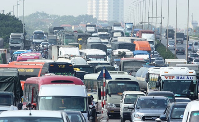 Hà Nội: Tai nạn liên hoàn giữa 6 ô tô, ùn tắc kéo dài trên cầu Thanh Trì - Ảnh 2