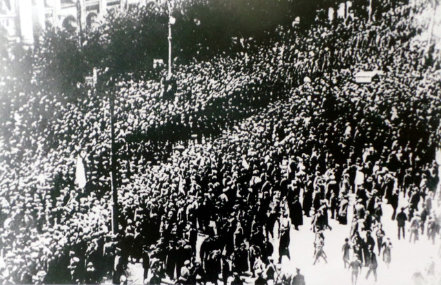 Hình ảnh Cách mạng Tháng Mười Nga và Bác Hồ với nhân dân Xô Viết - Ảnh 3