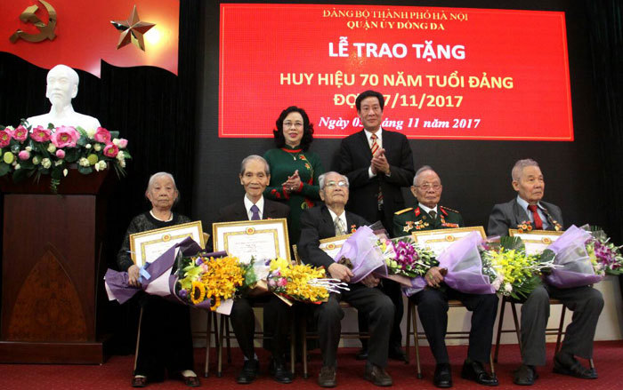 Phó Bí thư Thường trực Thành ủy Ngô Thị Thanh Hằng trao Huy hiệu 70 năm tuổi Đảng tại quận Đống Đa - Ảnh 1