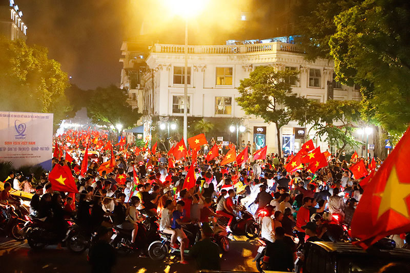 Cổ động viên ngây ngất với chiến tích vào chung kết AFF Cup của đội tuyển Việt Nam - Ảnh 6