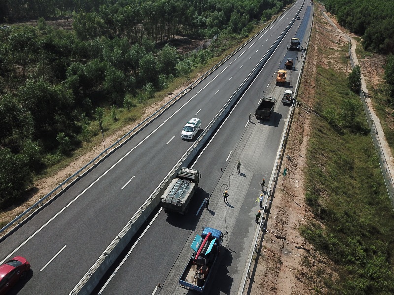 [Ảnh] Cận cảnh sửa chữa trên cao tốc Đà Nẵng - Quảng Ngãi - Ảnh 1