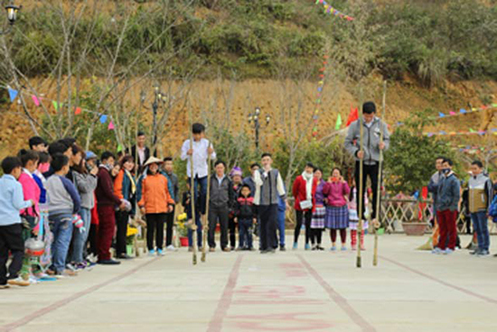 Hàng trăm gốc đào quý bừng nở tại Sun World Fansipan Legend trong lễ hội khèn hoa - Ảnh 2