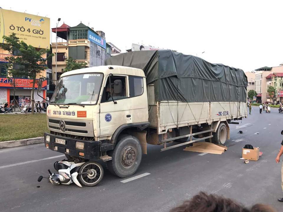 Hà Nội: Xe tải cuốn xe máy vào gầm, một người đàn ông tử vong - Ảnh 1