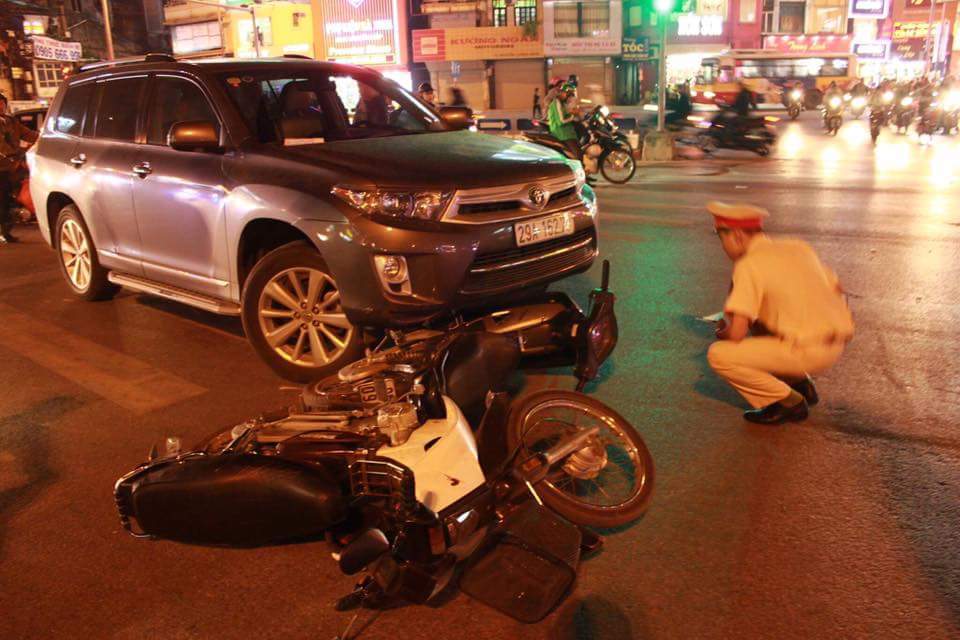 Hà Nội: Ô tô đâm hàng loạt xe máy tại ngã 5 Ô Chợ Dừa - Ảnh 1