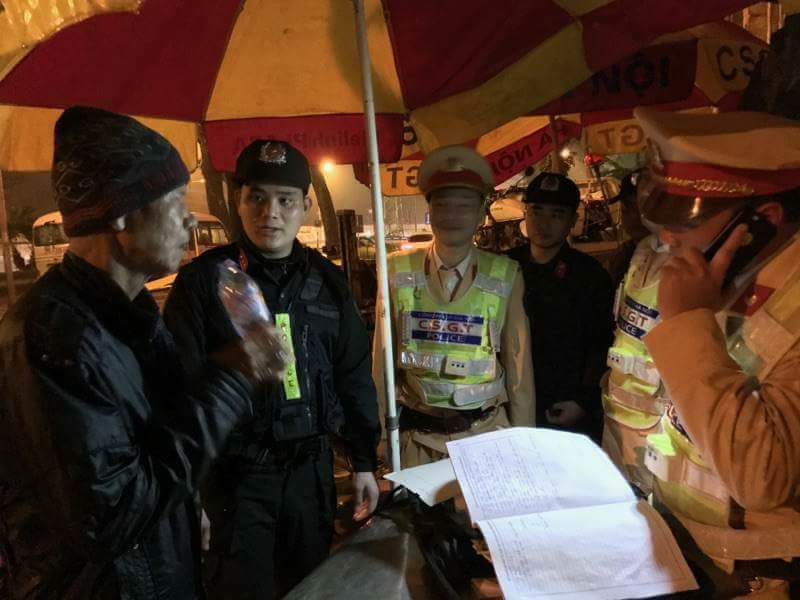 Hà Nội: Cảnh sát 141 giúp cụ ông đi lạc về nhà trong đêm khuya - Ảnh 1