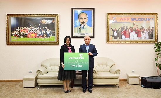 Vietcombank trao số tiền 1 tỷ đồng tặng đội tuyển bóng đá U23 Việt Nam - Ảnh 1