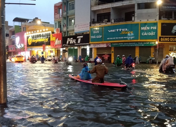[Ảnh] Xe chết máy la liệt, thuyền bơi trên phố Đà Nẵng - Ảnh 1