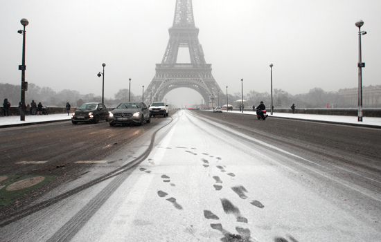 Giao thông thủ đô Paris hỗn loạn vì tuyết rơi dày - Ảnh 1