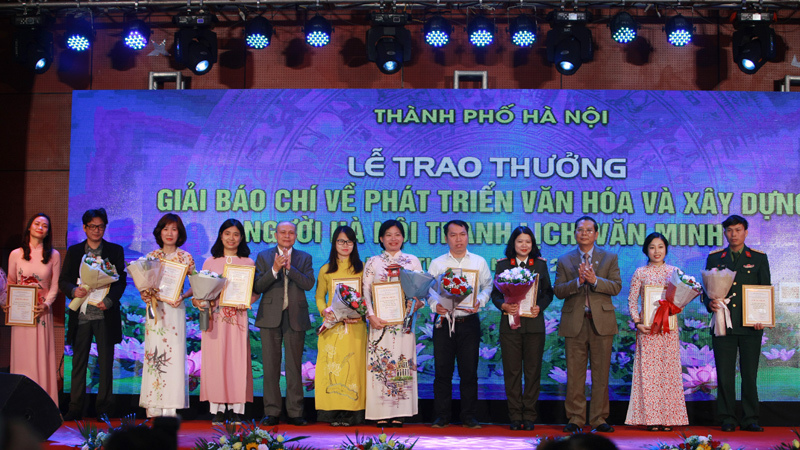 Trao thưởng 2 giải báo chí về xây dựng Đảng, xây dựng người Hà Nội thanh lịch văn minh - Ảnh 7