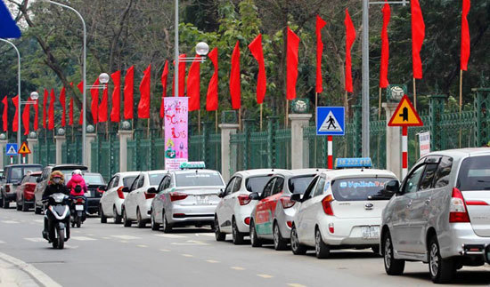 Hà Nội: Thu hồi một phần điểm đỗ xe trên phố Hòa Mã - Ảnh 1