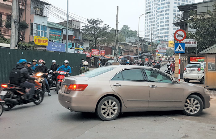 Điểm nóng giao thông: Biển chỉ dẫn gây khó cho lái xe trên phố Nguyên Hồng - Ảnh 1