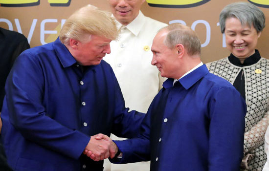 Tổng thống Trump và Tổng thống Putin bắt tay thân mật tại Việt Nam - Ảnh 1