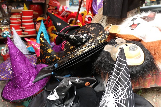 Thị trường Halloween 2017: Áo choàng phù thủy “lên ngôi” - Ảnh 1