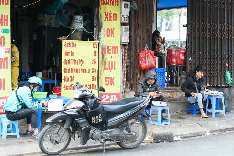 [Ảnh] Quận Hai Bà Trưng: Các cửa hàng ăn uống chấp hành tốt việc bán hàng mang về - Ảnh 8