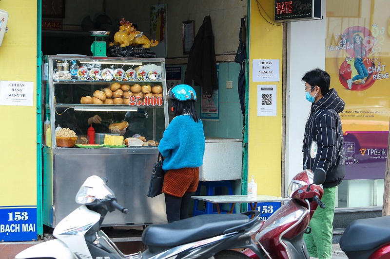 [Ảnh] Quận Hai Bà Trưng: Các cửa hàng ăn uống chấp hành tốt việc bán hàng mang về - Ảnh 5