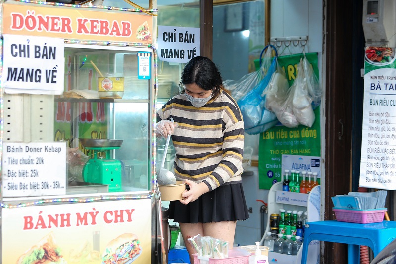 [Ảnh] Quận Hai Bà Trưng: Các cửa hàng ăn uống chấp hành tốt việc bán hàng mang về - Ảnh 6