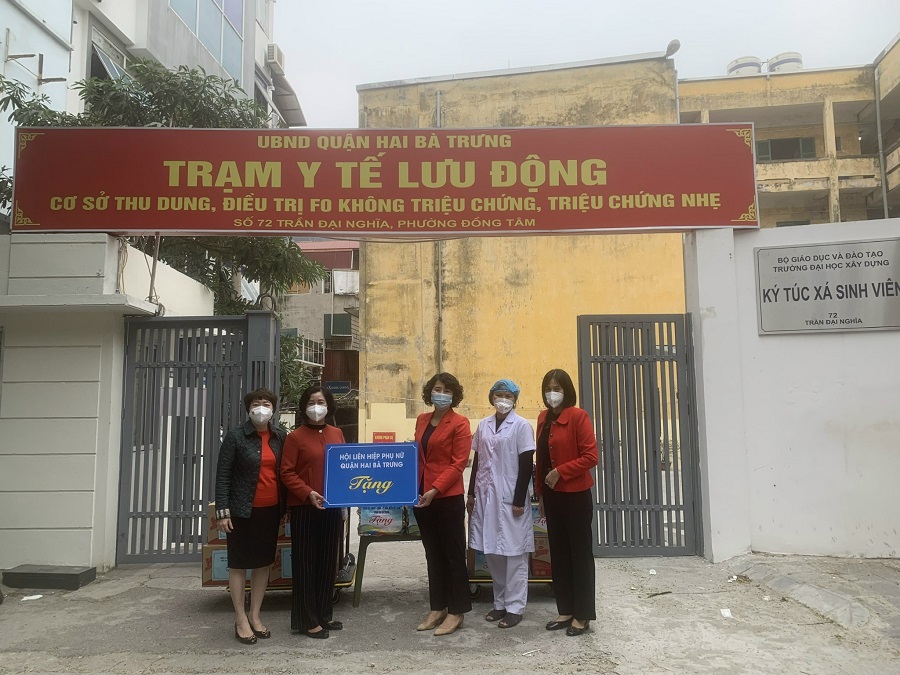 Lãnh đạo quận Hai Bà Trưng trao quà động viên lực lượng làm nhiệm vụ và bệnh nhân tại Cơ sở điều trị F0 thể nhẹ - Ảnh 2