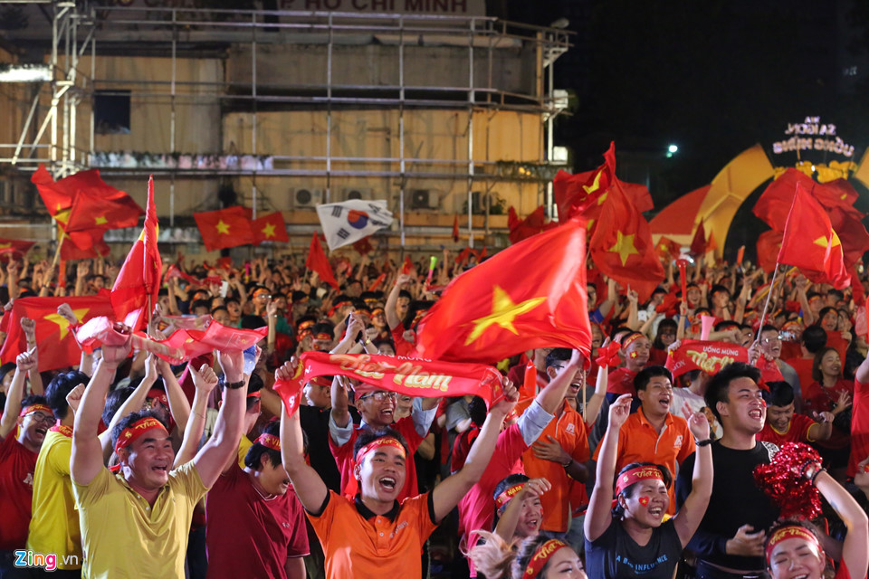Không khí sôi động tại TP Hồ Chí Minh trước trận chung kết AFF Cup 2018 - Ảnh 1