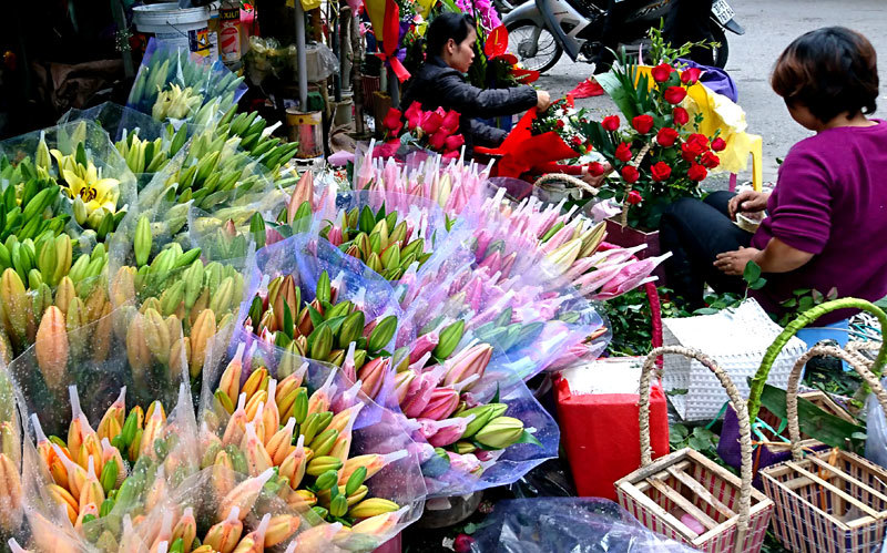 Hà Nội: Thị trường hoa tươi trước ngày 8/3 ít biến động giá - Ảnh 4