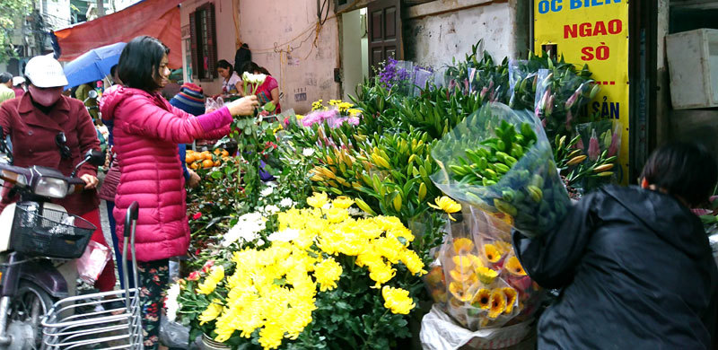 Hà Nội: Thị trường hoa tươi trước ngày 8/3 ít biến động giá - Ảnh 1