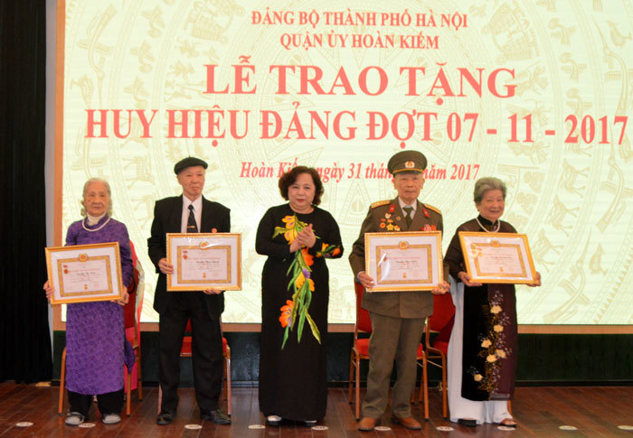 Quận Hoàn Kiếm: Trao huy hiệu Đảng cho 160 đồng chí - Ảnh 1