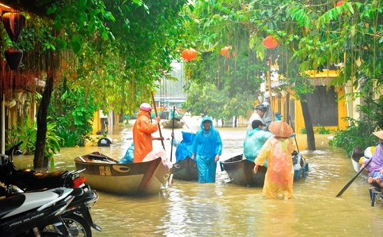 Thừa Thiên Huế, Quảng Nam ngập sâu, nhiều vùng bị cô lập - Ảnh 2