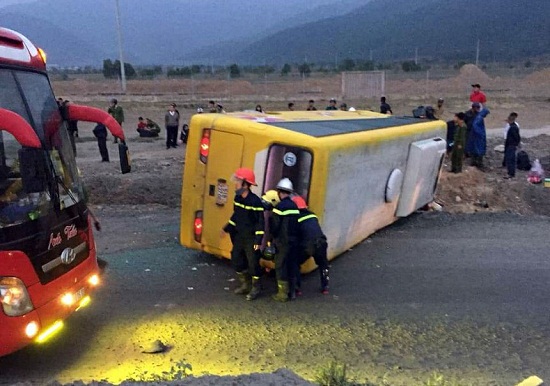 Tai nạn xe khách nghiêm trọng làm 2 người chết, 11 người bị thương - Ảnh 1