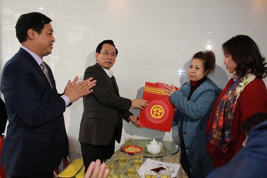 MTTQ TP Hà Nội thăm, chúc Tết các gia đình chính sách quận Hoàn Kiếm - Ảnh 2