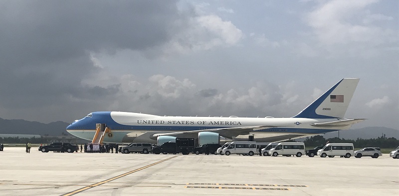 Chuyên cơ Air Force One của Tổng thống Mỹ Donald Trump hạ cánh ở Đà Nẵng - Ảnh 1