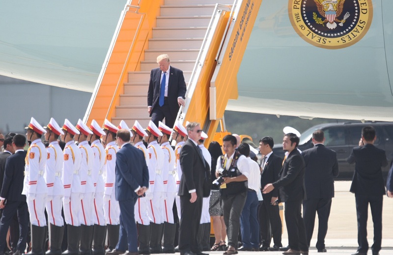 Chuyên cơ Air Force One của Tổng thống Mỹ Donald Trump hạ cánh ở Đà Nẵng - Ảnh 4