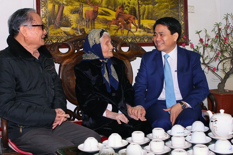 Chủ tịch Nguyễn Đức Chung thăm, chúc Tết các gia đình chính sách tại quận Hai Bà Trưng - Ảnh 1