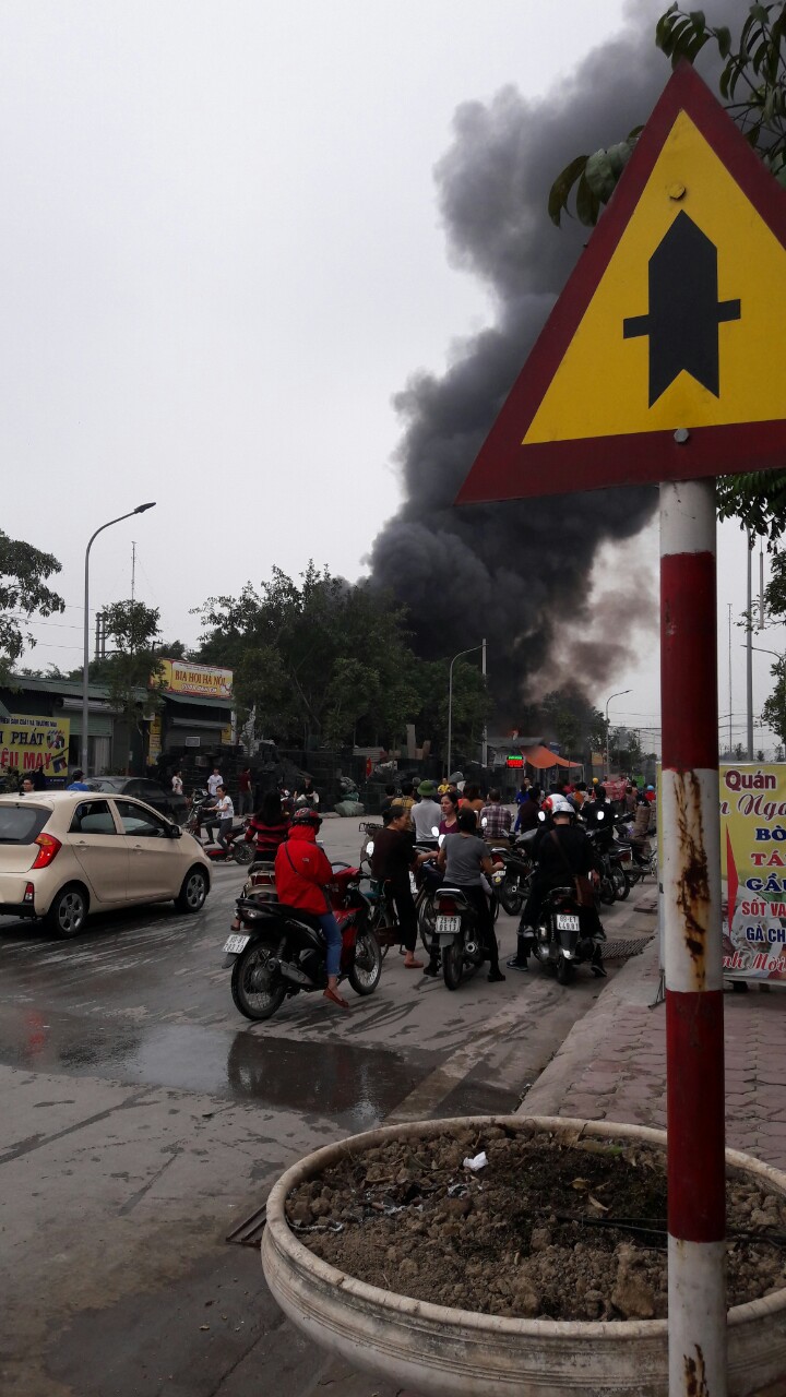 Hà Nội: Cháy dữ dội tại quán bia, nhà xưởng ở Triều Khúc - Ảnh 2