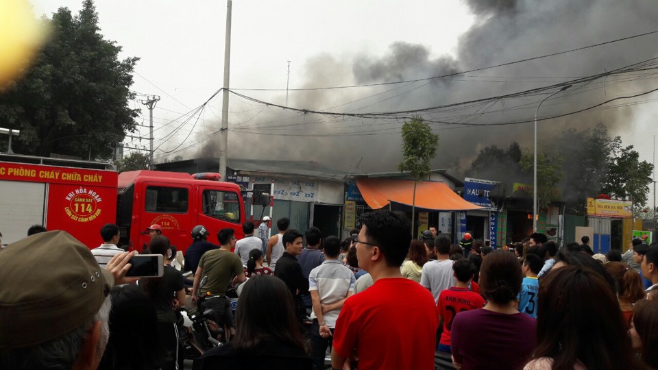 Hà Nội: Cháy dữ dội tại quán bia, nhà xưởng ở Triều Khúc - Ảnh 3