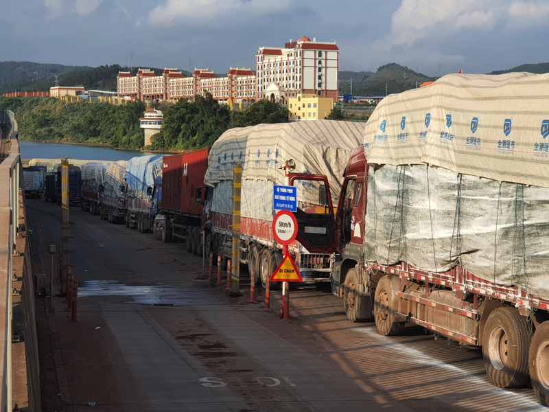 Quảng Ninh: Hàng trăm phương tiện chở hàng hóa vẫn ách tắc ở cửa khẩu Móng Cái - Ảnh 1