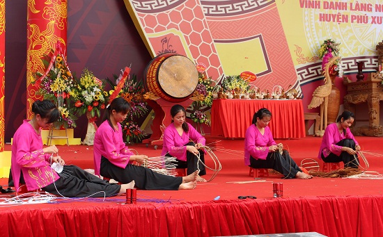 Thi tay nghề tại Lễ hội làng nghề truyền thống huyện Phú Xuyên 2017 - Ảnh 1