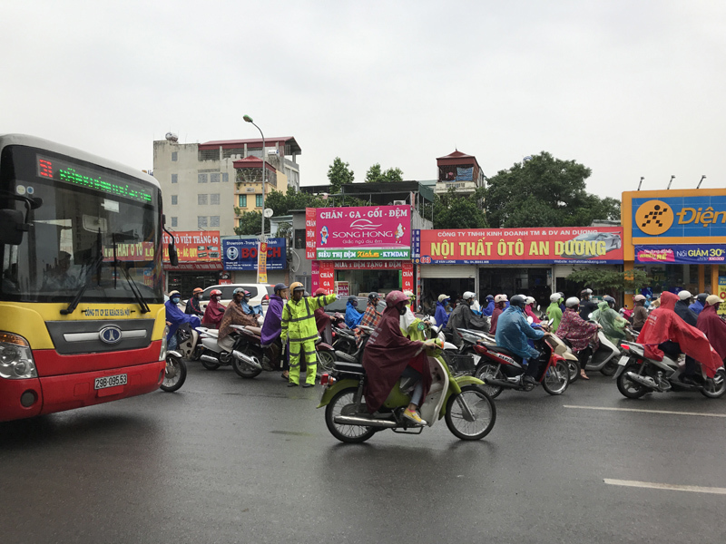 Cảnh sát giao thông đơn độc giữa điểm đen ùn tắc - Ảnh 2