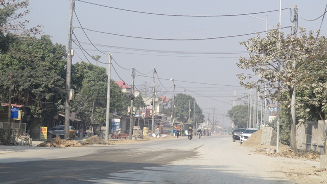 Vụ hàng cột điện giữa tỉnh lộ 428 đi qua xã Minh Đức, huyện Ứng Hòa: Các đơn vị tập trung di chuyển vào vị trí quy hoạch - Ảnh 1