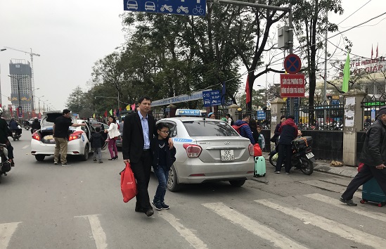 Hà Nội: Áp lực giao thông tăng nhẹ ngày mùng 4 Tết Mậu Tuất - Ảnh 3