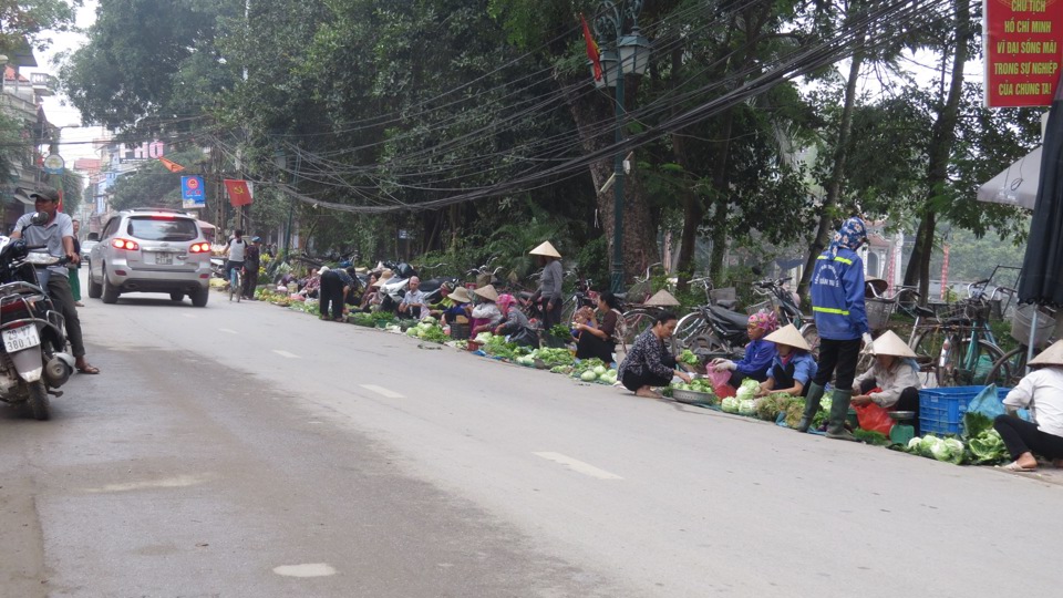 Tại huyện Quốc Oai: Chợ cóc tái diễn, vây trụ sở UBND xã - Ảnh 1