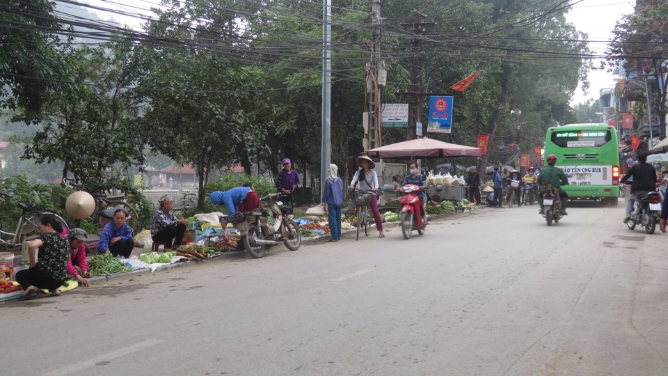 Tại huyện Quốc Oai: Chợ cóc tái diễn, vây trụ sở UBND xã - Ảnh 2