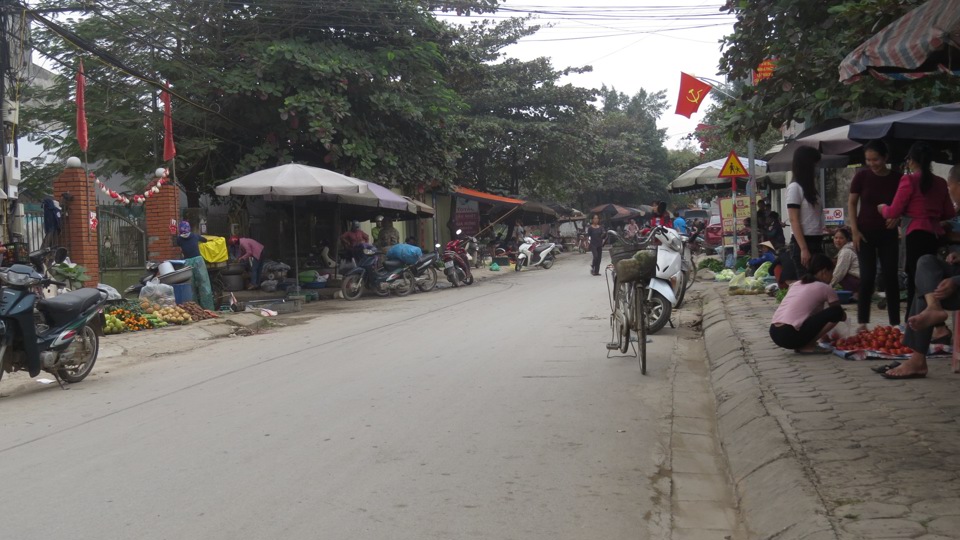 Tại huyện Quốc Oai: Chợ cóc tái diễn, vây trụ sở UBND xã - Ảnh 3