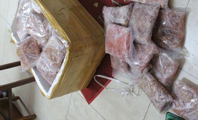 Phát hiện kho hàng chứa 5 tấn sụn gà, lòng lợn… bốc mùi - Ảnh 3