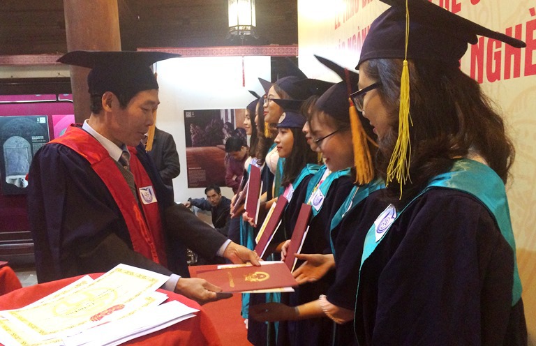 Trường Đại học Thủ đô Hà Nội trao bằng tốt nghiệp sớm cho sinh viên - Ảnh 1