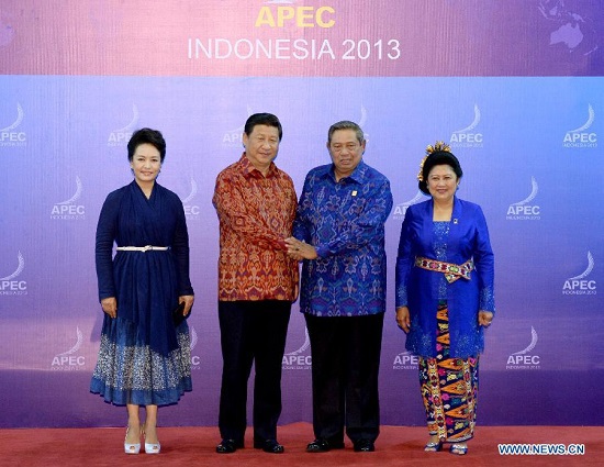 Trang phục truyền thống của các nước chủ nhà APEC những năm qua - Ảnh 2