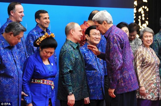 Trang phục truyền thống của các nước chủ nhà APEC những năm qua - Ảnh 1