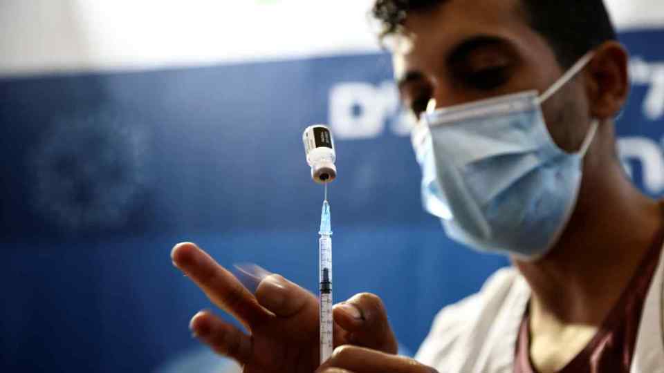 Kiềm chế Omicron: Thái Lan bỏ nhập cảnh miễn cách ly, Israel tiêm liều vaccine thứ 4 - Ảnh 3