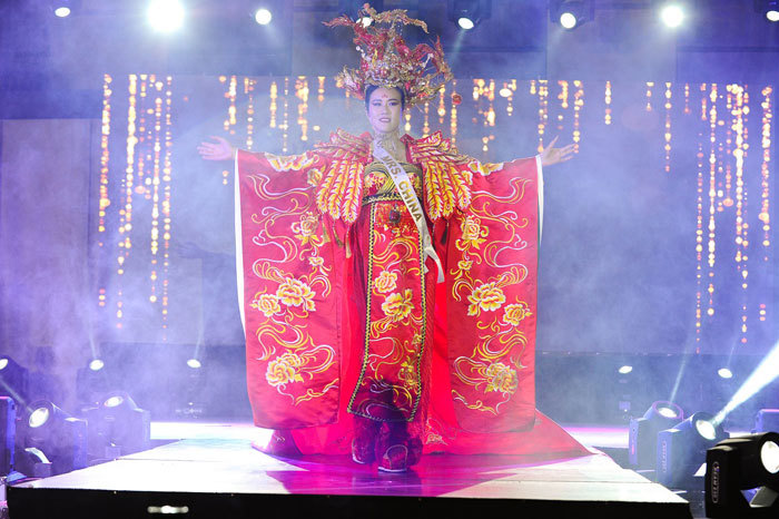 Đại diện Việt Nam thắng giải "Hoa hậu mặc trang phục dân tộc đẹp nhất" tại Mrs Universe 2018 - Ảnh 11