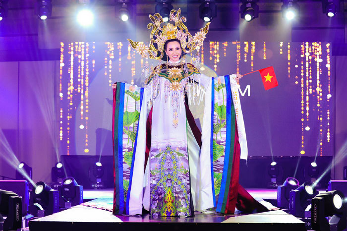 Đại diện Việt Nam thắng giải "Hoa hậu mặc trang phục dân tộc đẹp nhất" tại Mrs Universe 2018 - Ảnh 1