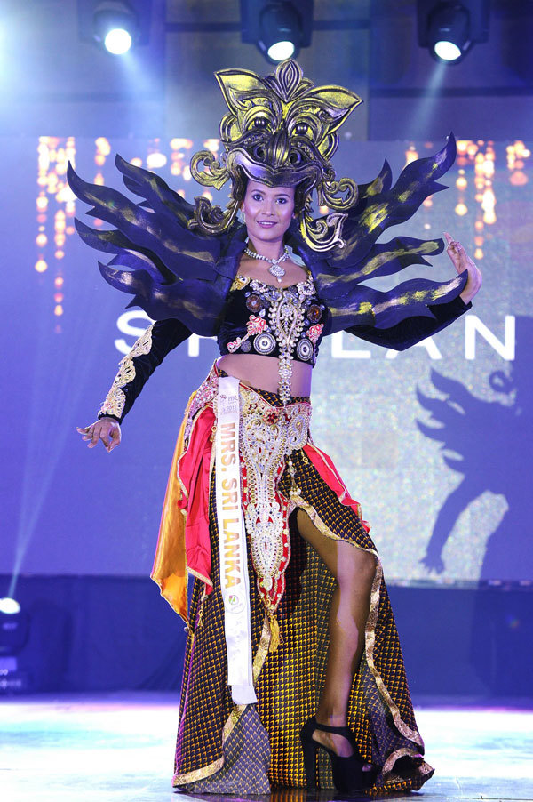 Đại diện Việt Nam thắng giải "Hoa hậu mặc trang phục dân tộc đẹp nhất" tại Mrs Universe 2018 - Ảnh 27